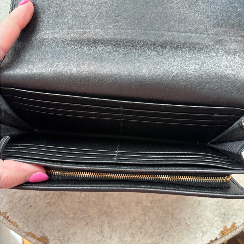 Gucci Black Embossed Leather Wallet with Gold Logo - Picture 9 of 10